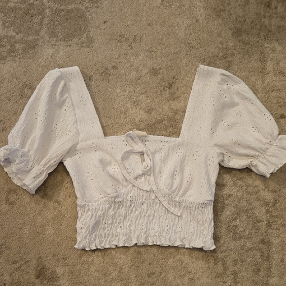 Urban Outfitters White Eyelet Puff Sleeve Top Size Medium - Picture 1 of 5